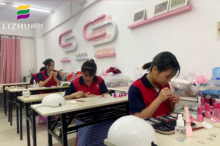 南寧專業(yè)美甲學校，教你專業(yè)美甲技術