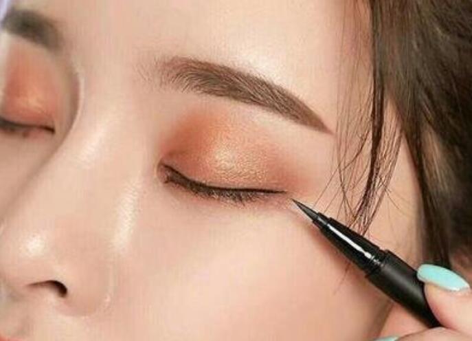 如何防止畫眼線時(shí)手抖？南寧化妝課程學(xué)習(xí)內(nèi)容