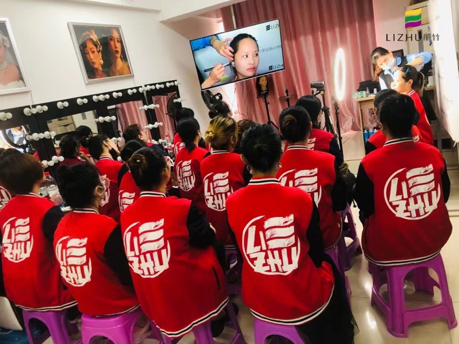 冬季正確的化妝步驟，這些技巧南寧化妝學(xué)校告訴你