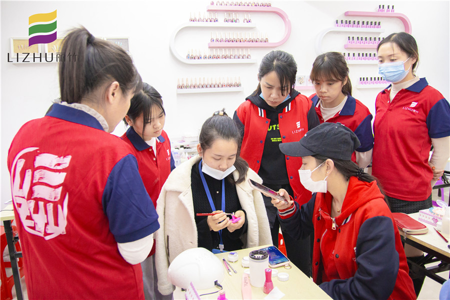 雕花美甲步驟，一起去南寧排名前十美甲學(xué)?？纯?>
								
								<span id=