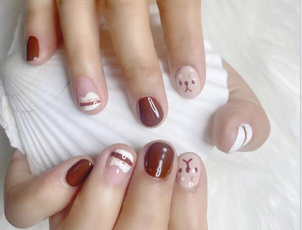 可愛卡通短圓甲作品，南寧美甲培訓(xùn)機構(gòu)分享