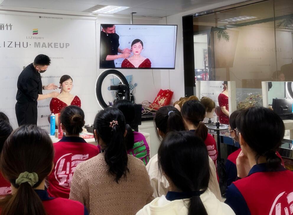 麗竹彩妝學(xué)校上演“換臉術(shù)”，展現(xiàn)南寧學(xué)彩妝哪家技術(shù)強