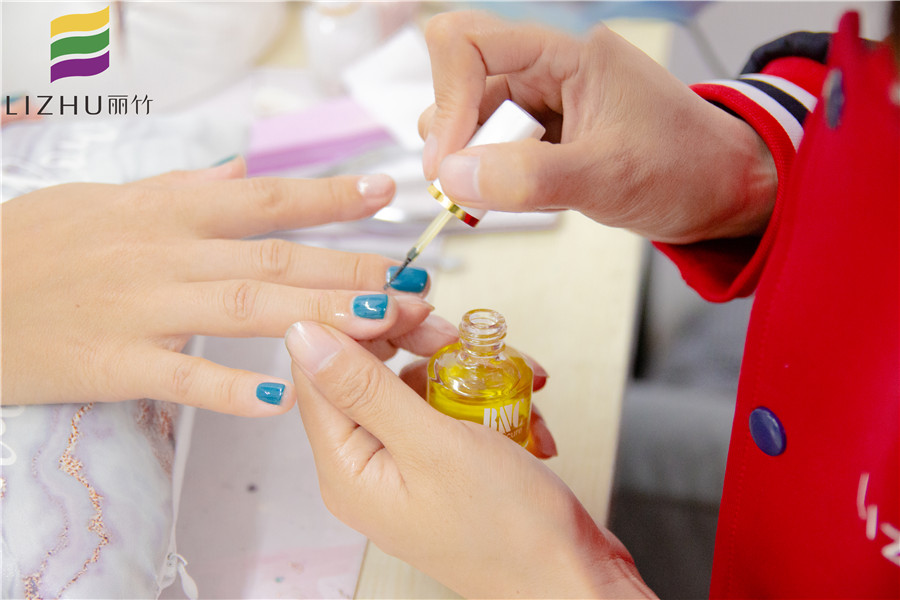 美甲涂單色的要點，南寧美甲師培訓班教你