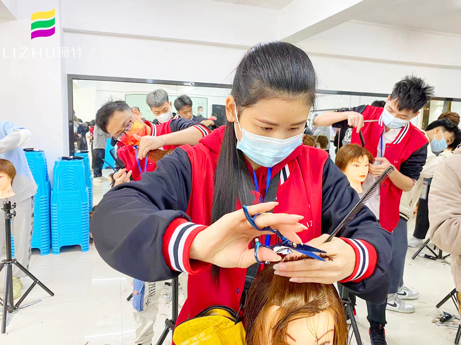 剪刀手法頭模練習，在廣西專業(yè)美發(fā)學校進行