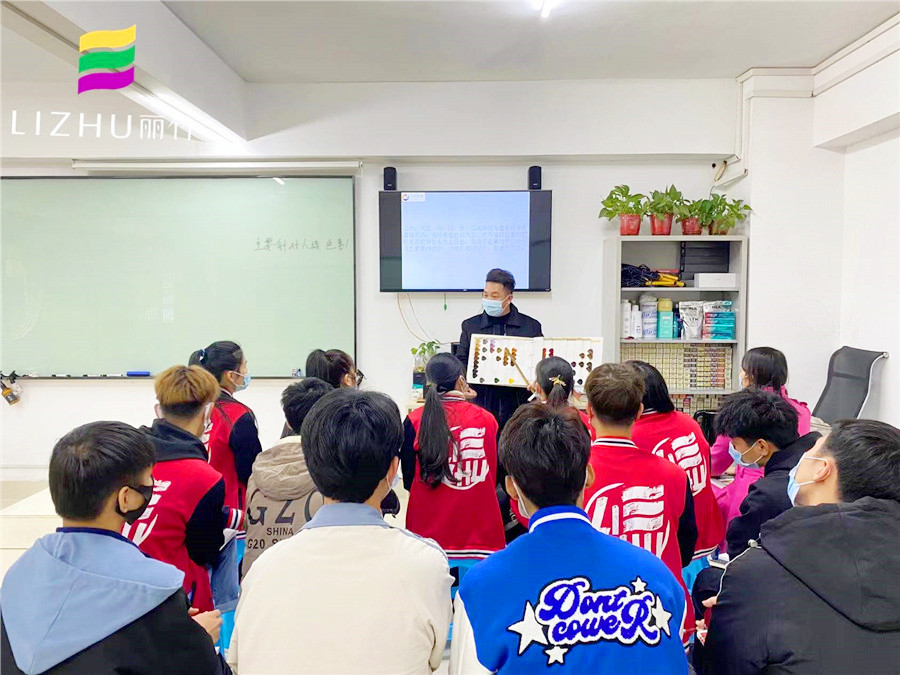 南寧哪里可以學(xué)染發(fā)？來(lái)麗竹學(xué)校魔幻色彩班