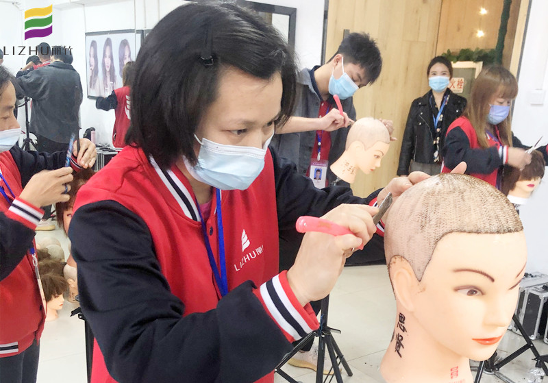 美發(fā)剃刀如何操作？廣西南寧美發(fā)培訓(xùn)學(xué)校教你