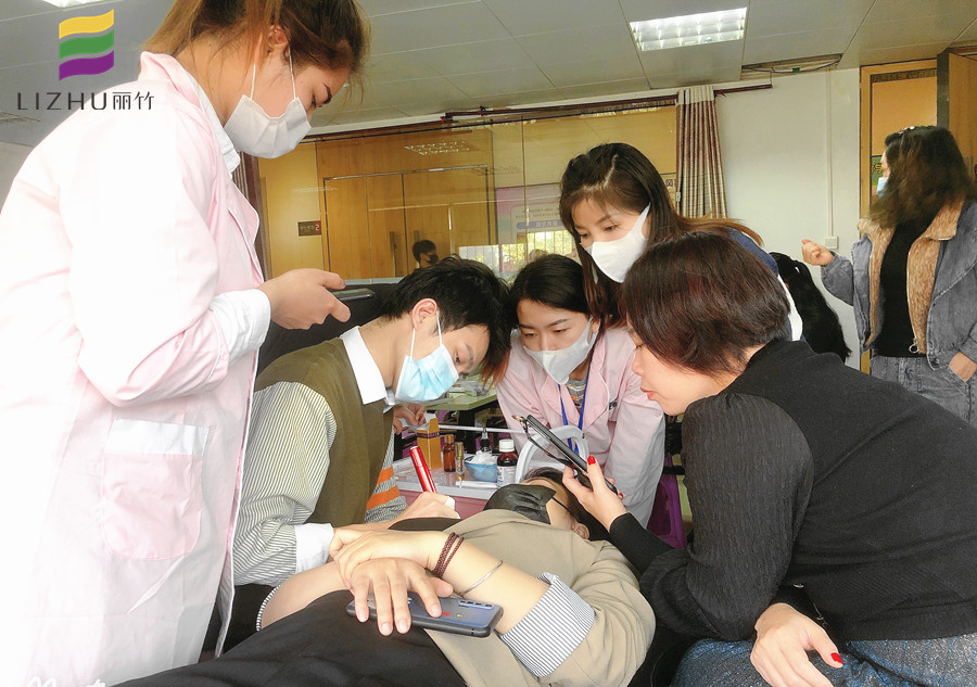 廣西紋繡學校教你如何完成高質(zhì)量的紋繡作品