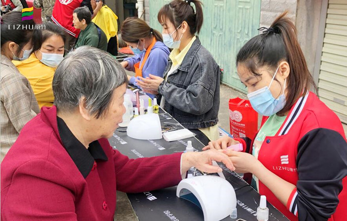 廣西美甲學校公益美甲進社區(qū)，居民連聲道謝與稱贊