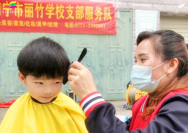 南寧麗竹學校公益理發(fā)，爭當群眾身邊的“活雷鋒”