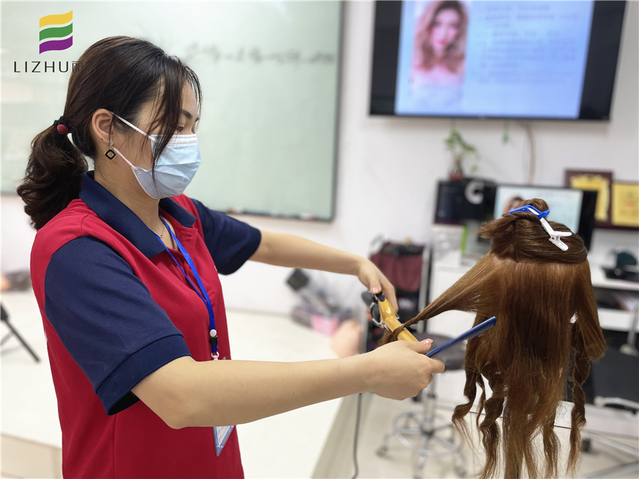 美發(fā)新手使用電卷棒操作方法，南寧美發(fā)課程