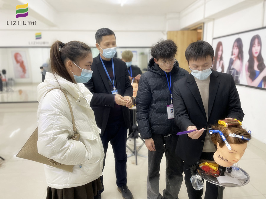  南寧教燙發(fā)：燙發(fā)時(shí)如何判斷發(fā)質(zhì)狀況？