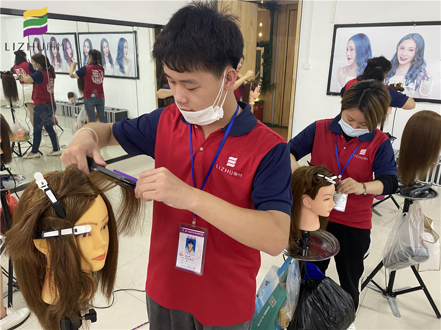 直板夾怎么用？廣西美發(fā)課堂學(xué)員為你講解