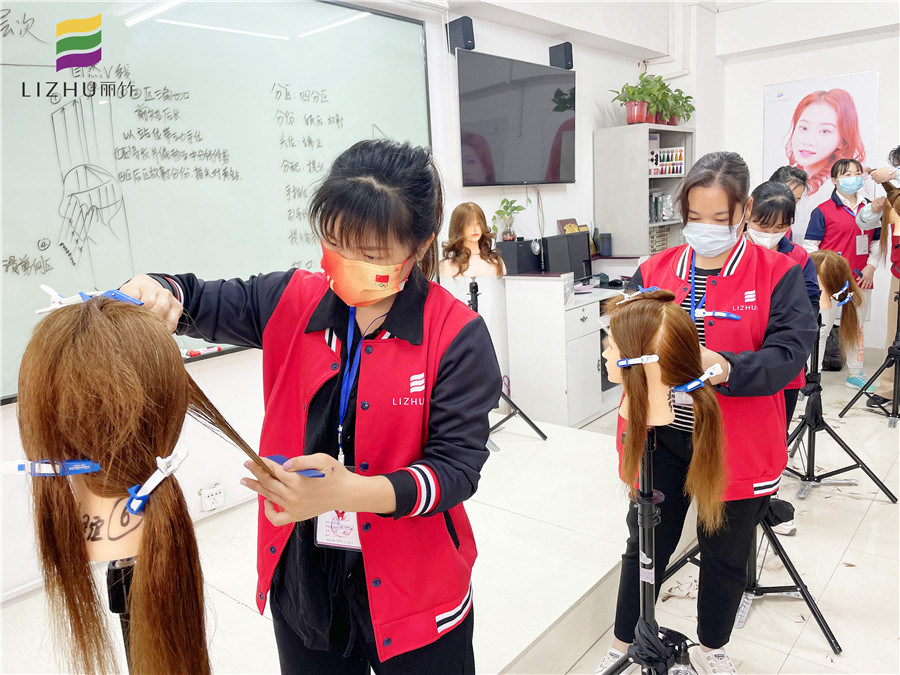 “自然V線”修剪，廣西美發(fā)學(xué)校十大名校課程