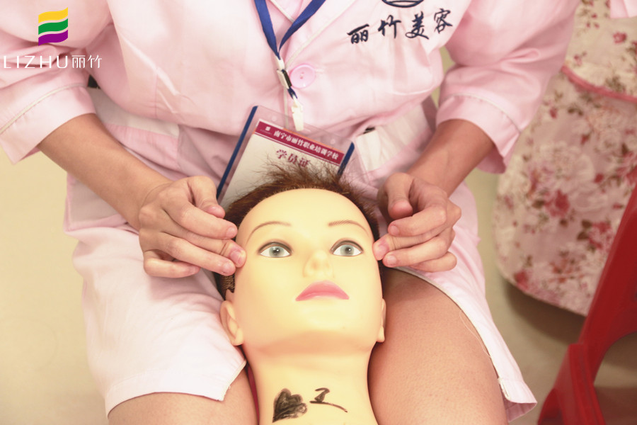 為什么學(xué)美容要練習(xí)假頭模？廣西認可的美容學(xué)校告訴你