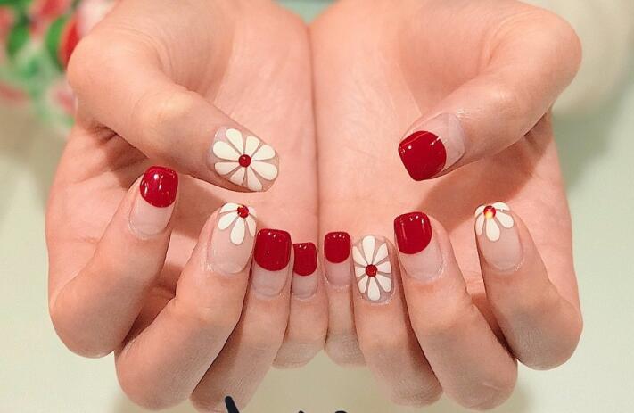 單色小雛菊美甲，簡約卻不簡單