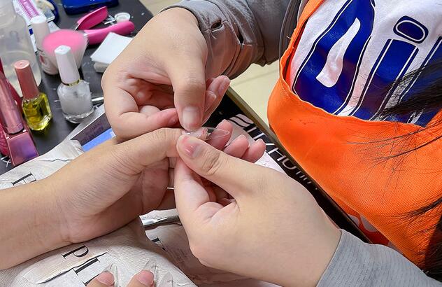 廣西哪里教美甲基礎(chǔ)？全貼甲片怎么貼？