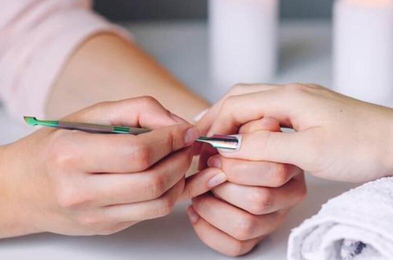 半貼甲片怎么卸？廣西專業(yè)美甲培訓機構(gòu)教你