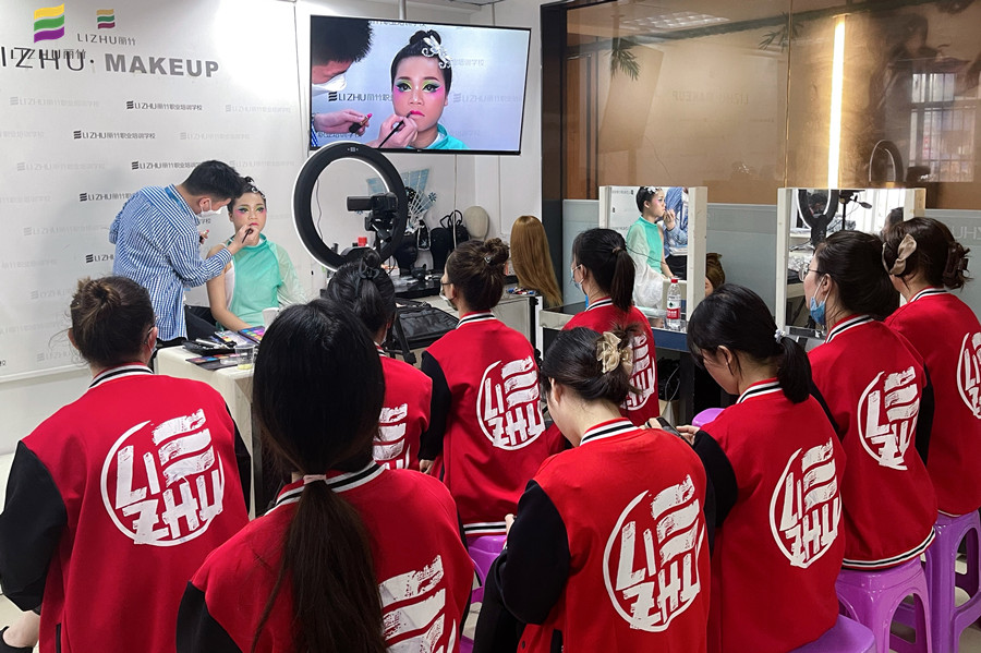 廣西彩妝學(xué)校舞臺(tái)妝欣賞，展現(xiàn)色彩夸張之美