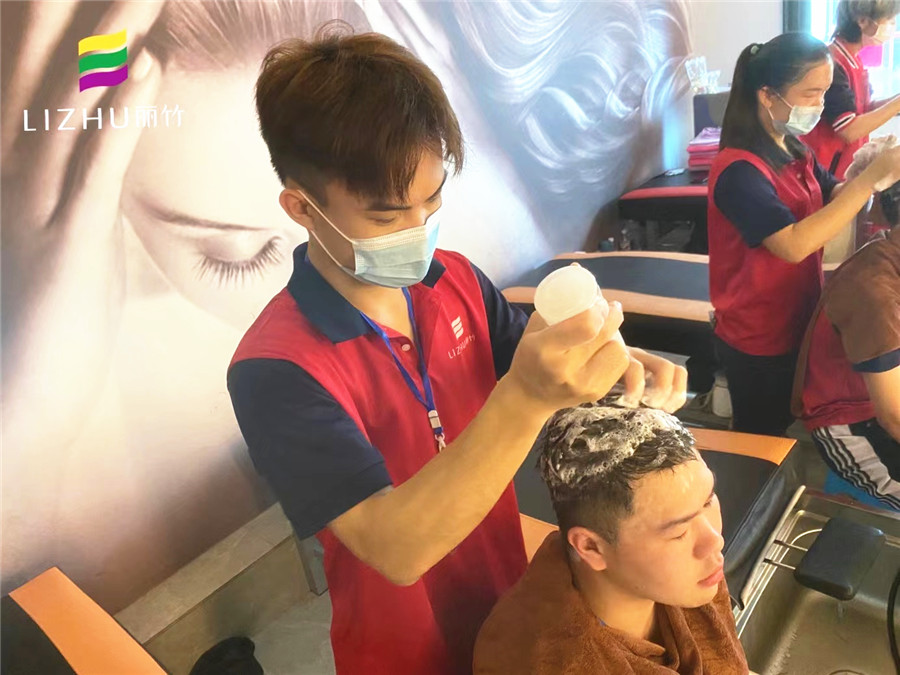中式洗頭與泰式洗頭的不同，南寧美發(fā)洗頭學(xué)校專業(yè)解答