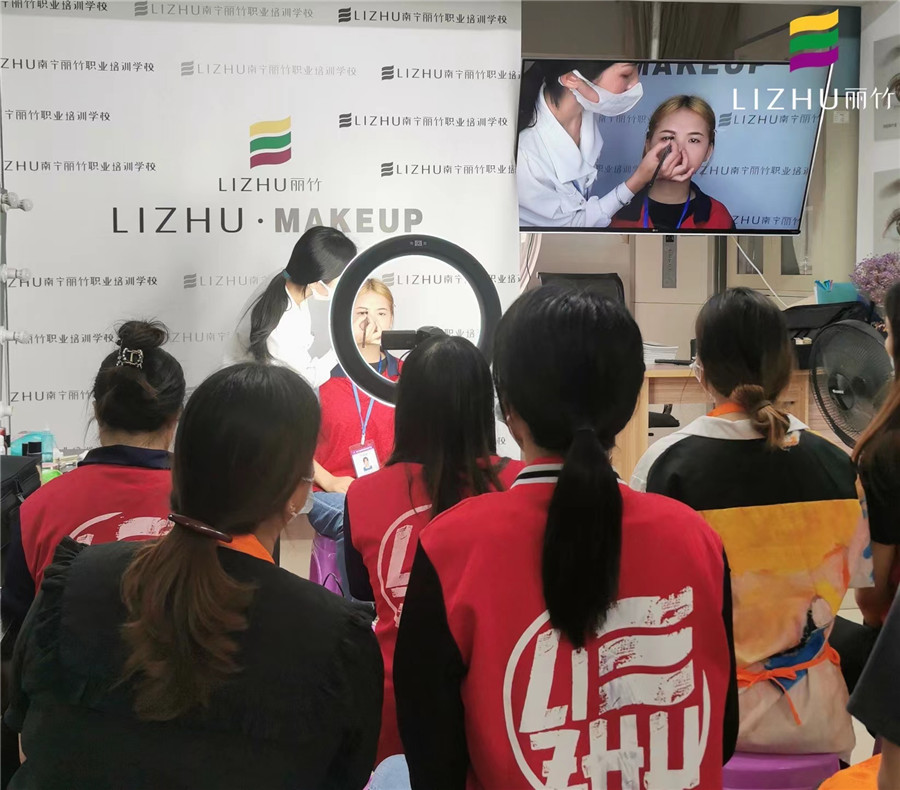 化妝新手畫眉方法，廣西化妝彩妝培訓(xùn)學(xué)校演示手法