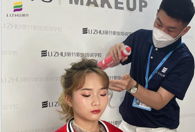 廣西化妝學(xué)校主持人妝課堂手法演示