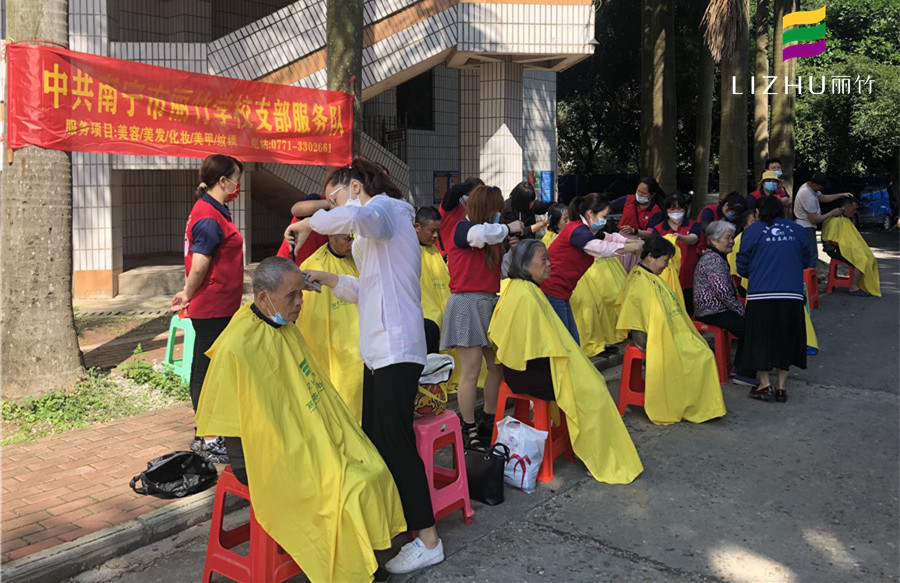 免費理發(fā)進社區(qū)，廣西美發(fā)培訓學校實踐活動