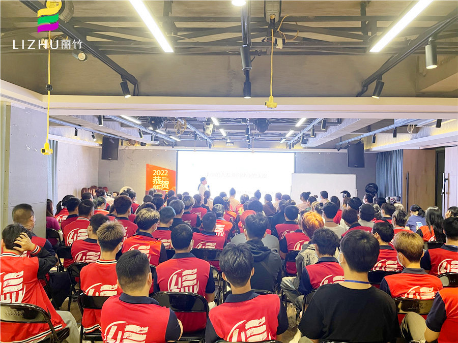 南寧美容美發(fā)學(xué)校開展“頭療養(yǎng)發(fā)護理課堂””