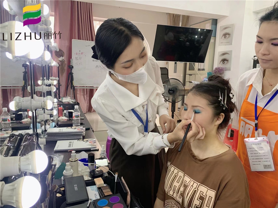 舞臺妝眼影怎么畫？南寧化妝培訓眼妝教程