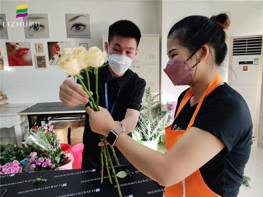 小型花束怎么包？南寧插花師培訓(xùn)班手把手教學(xué)