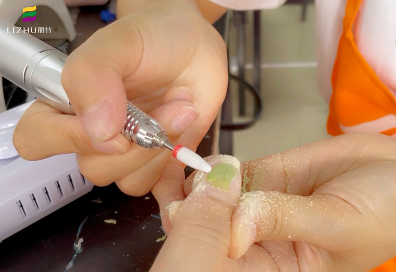 如何使用打磨機(jī)和卸甲包？南寧美甲師培訓(xùn)班教你