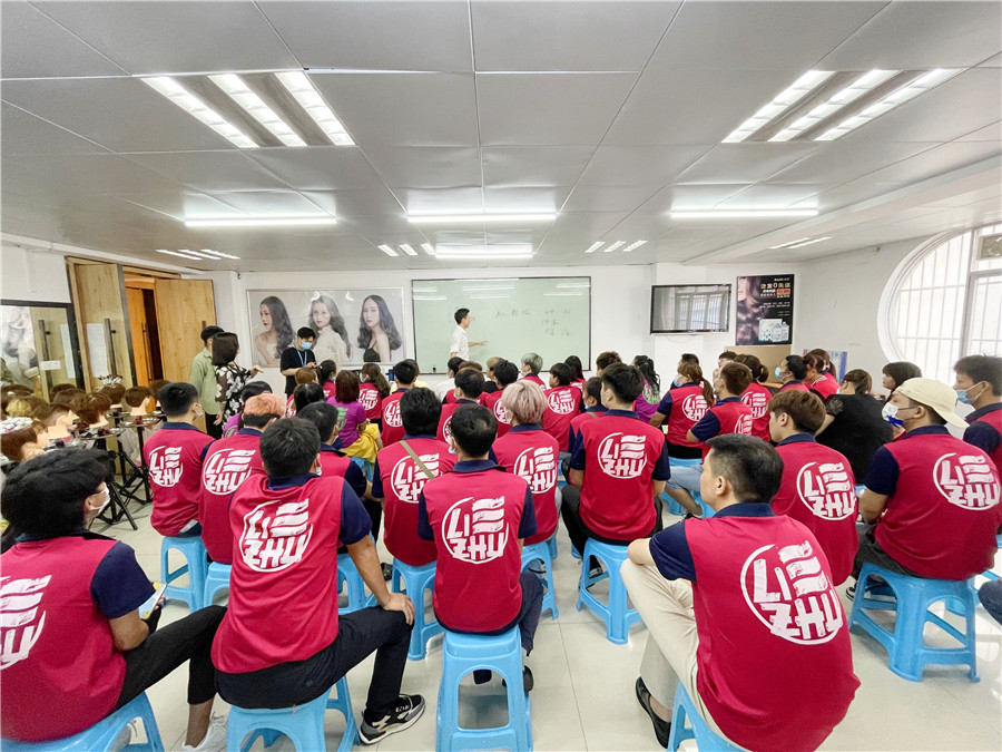 南寧美發(fā)學(xué)校就業(yè)指導(dǎo)：摩卡時(shí)尚造型專場(chǎng)