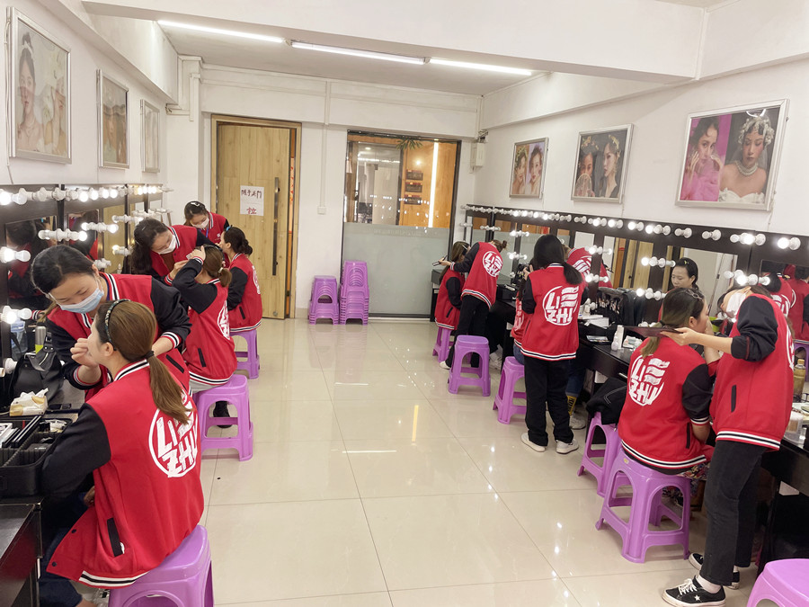 使用散粉后卡粉怎么辦?廣西化妝專業(yè)學校支招