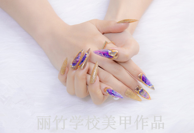尖形甲怎么做才好看？南寧美甲專業(yè)學(xué)校做分析