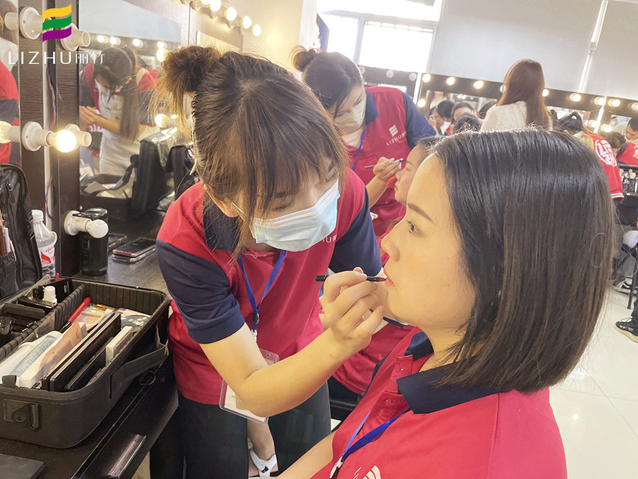 如何區(qū)分冷白皮和暖白皮？廣西美妝彩妝學(xué)校授課開講