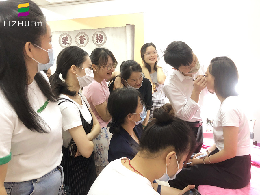 紋眉后怎么修眉才好看？南寧眉眼唇培訓(xùn)學(xué)校教你