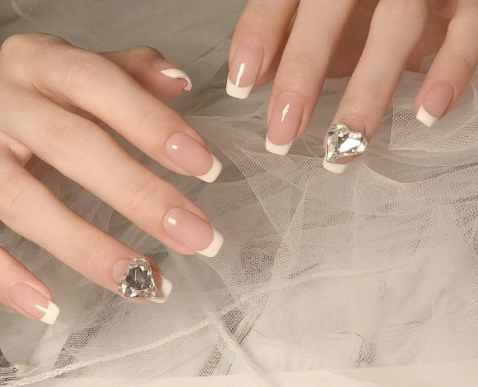 水鉆美甲圖片，南寧時(shí)尚美甲培訓(xùn)分享給你