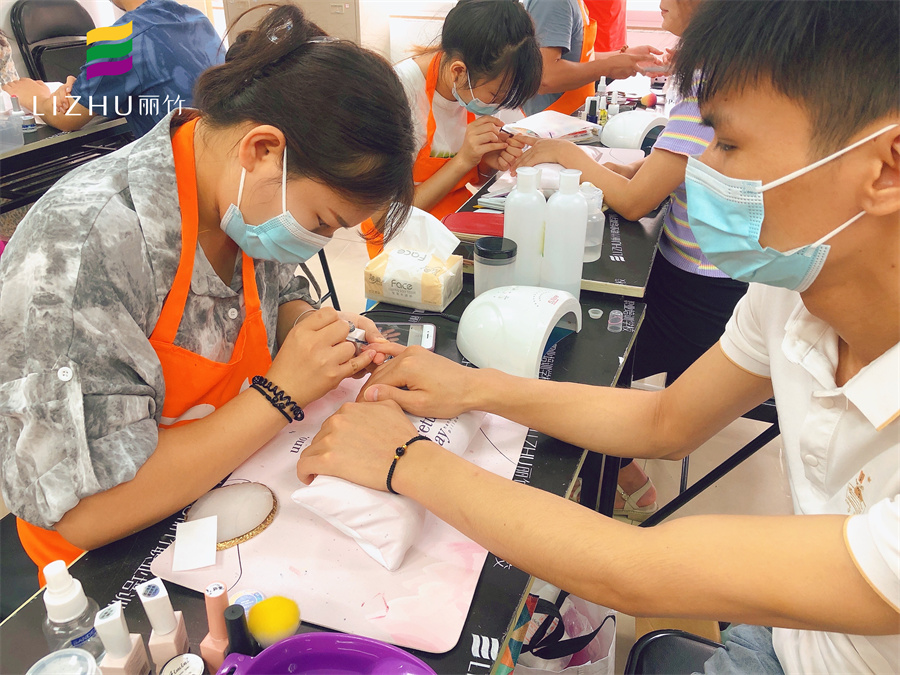 美甲修手有什么項目？南寧市美甲學(xué)校教程