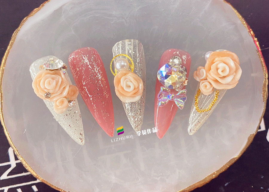 玫瑰雕花美甲作品，告訴你廣西美甲學(xué)校哪家好？