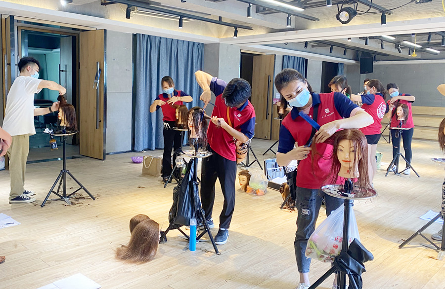 頭發(fā)打薄的注意事項，廣西理發(fā)剪發(fā)學(xué)校教學(xué)