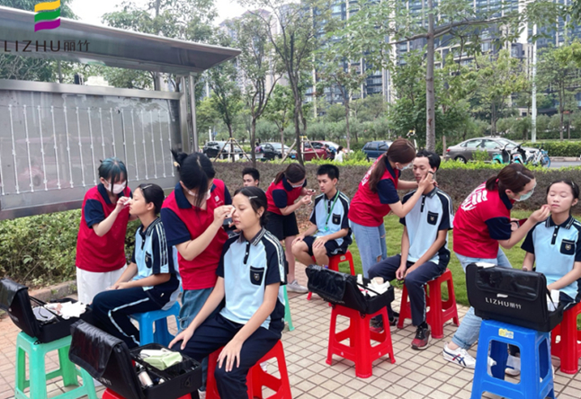 化妝實踐報告-麗竹學?；瘖y專業(yè)為南寧市三中提供化妝服務