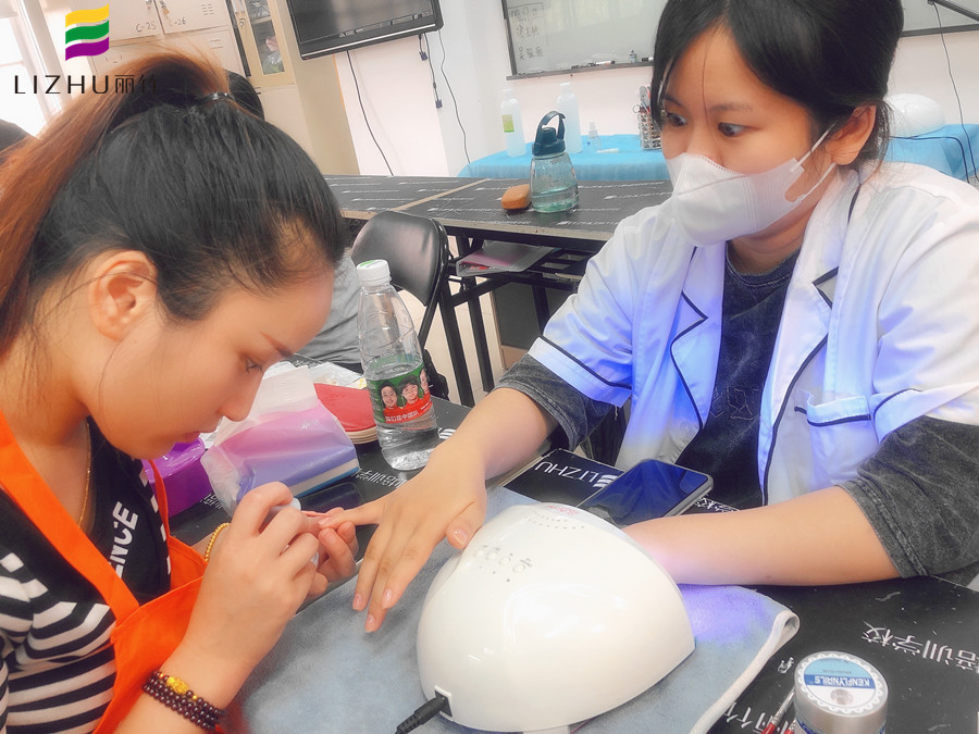 美甲基礎(chǔ)知識內(nèi)容：指甲油干了怎么辦？