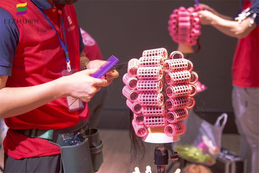 塑料卷發(fā)筒使用方法，廣西南寧專業(yè)燙發(fā)學校課程