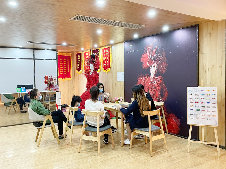 麗竹學校招生大廳里，全都是人人人人人人