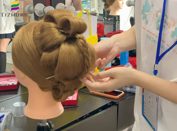 秀禾發(fā)型手打卷教程，南寧化妝盤發(fā)培訓(xùn)課件