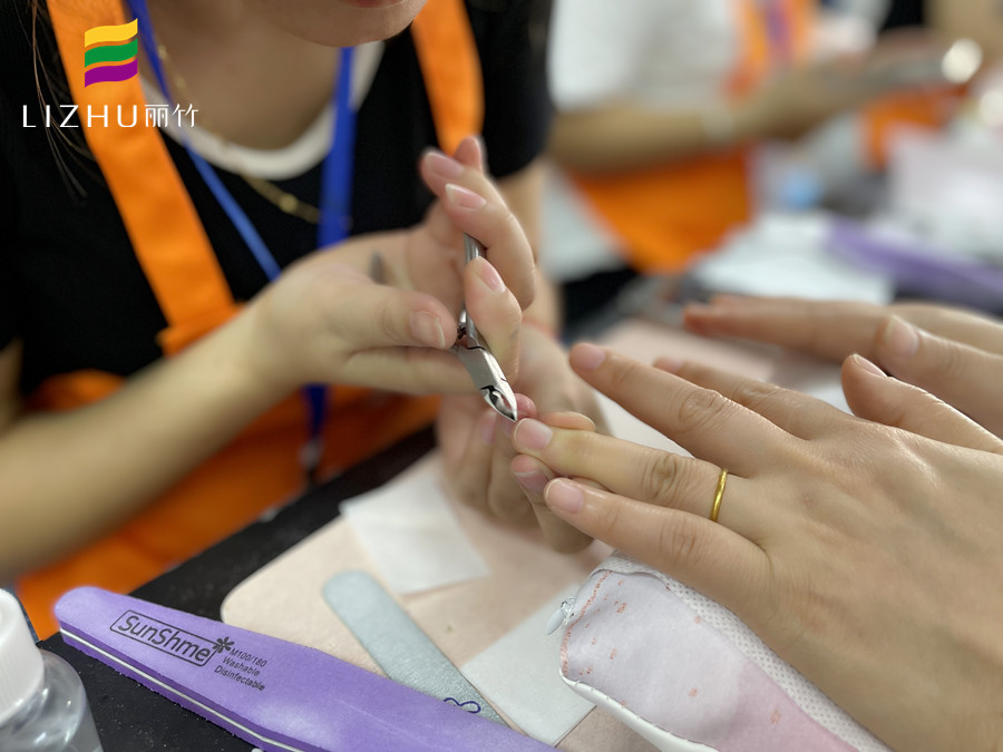 指甲剪太短疼怎么辦？廣西美甲正規(guī)學(xué)校告訴你