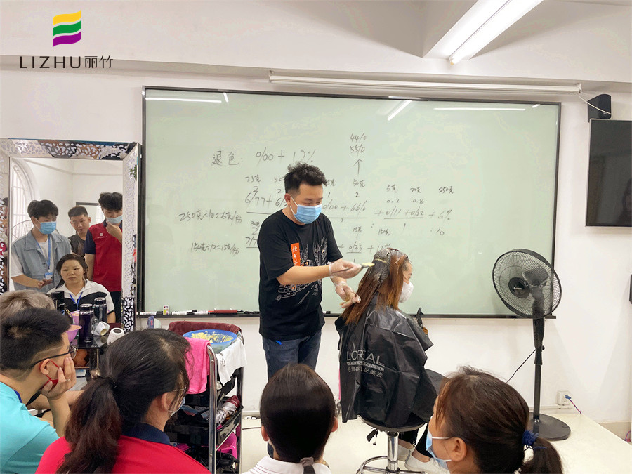 染膏怎么才能涂均勻？廣西染發(fā)培訓(xùn)學(xué)?，F(xiàn)場示范