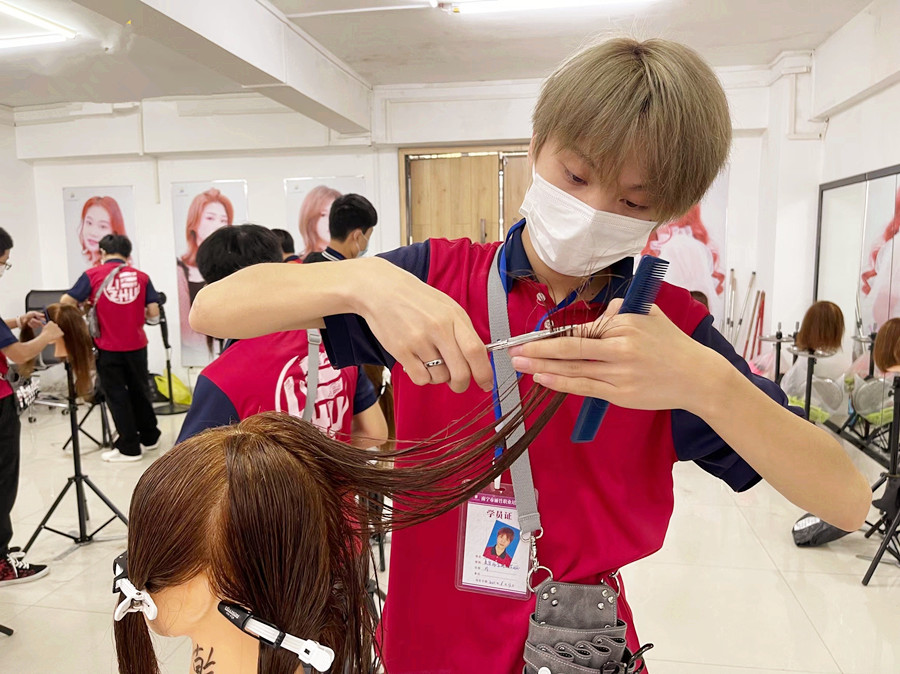 如何給長發(fā)分層？南寧理發(fā)剪發(fā)學(xué)校教你