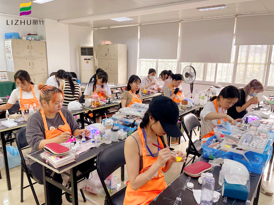 冬天做指甲為什么會裂？廣西南寧美甲學校分享原因