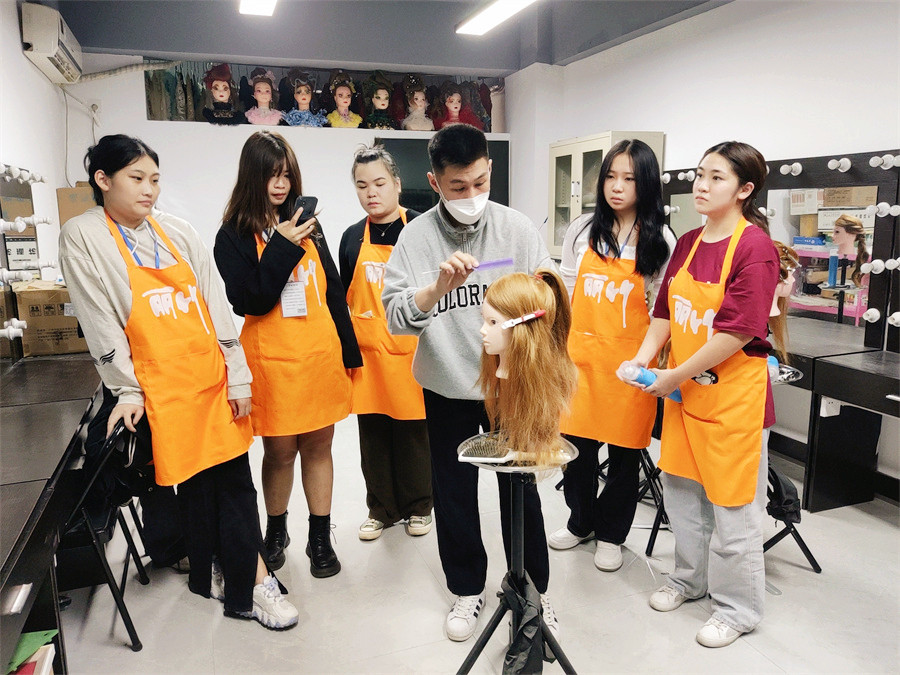 南寧化妝編發(fā)盤發(fā)去哪學(xué)？歡迎到麗竹學(xué)校化妝專業(yè)