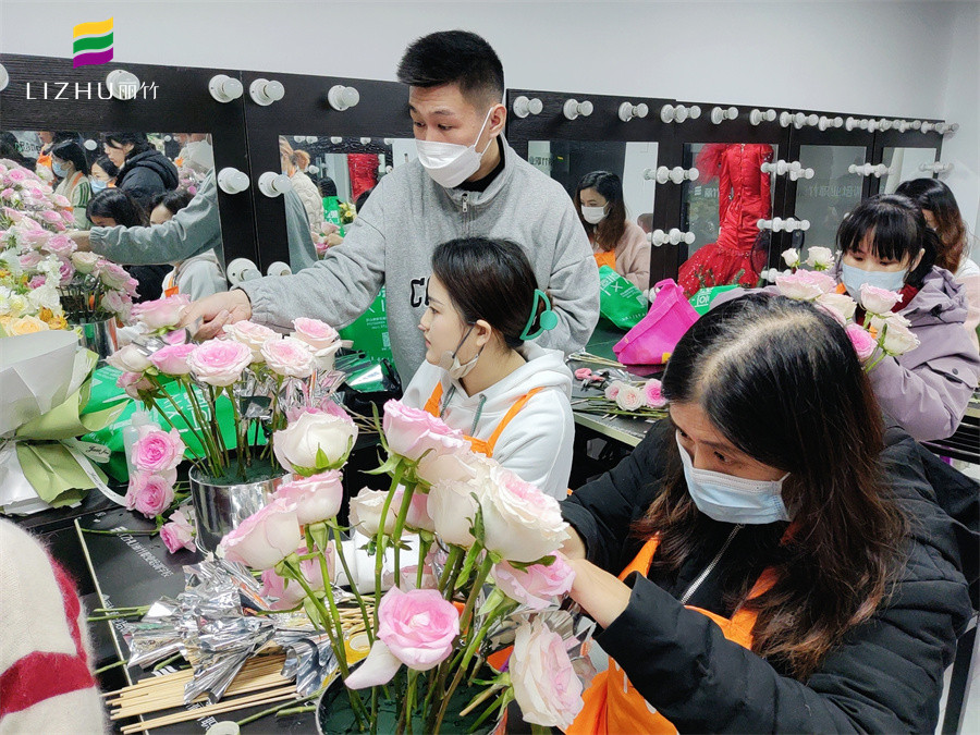 抱抱桶花束教程-廣西花藝培訓(xùn)學(xué)校練習(xí)